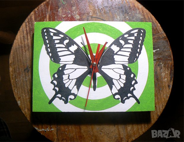 Продавам ръчно рисуван стенен часовник с пеперуда .