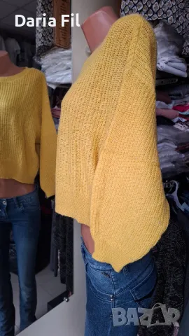 Пухкав и мекичък пуловер в жълт цвят, снимка 4 - Блузи с дълъг ръкав и пуловери - 48747784