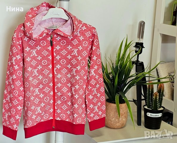 Суичър в червено и бяло 