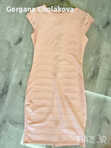 Розова рокля с перли 