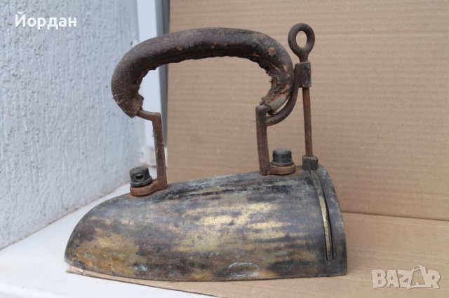 Стара бронзова ютия, снимка 1 - Антикварни и старинни предмети - 44338275