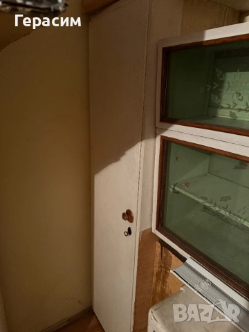 Подарявам масивен шкаф с надстройка за чаши със стъкло и огледало от соца, снимка 7 - Бюфети - 53205856