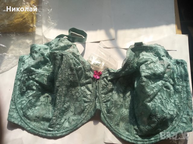 Огромен сутиен размер 90 М