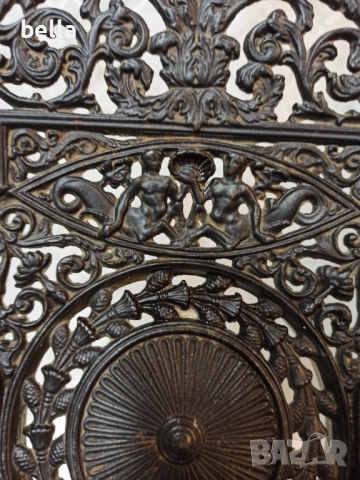 Масивна  чугунена чиния която е отлята и е за окачване на стена.Изцяло богато украсена с ажурна деко, снимка 2 - Антикварни и старинни предмети - 52771782