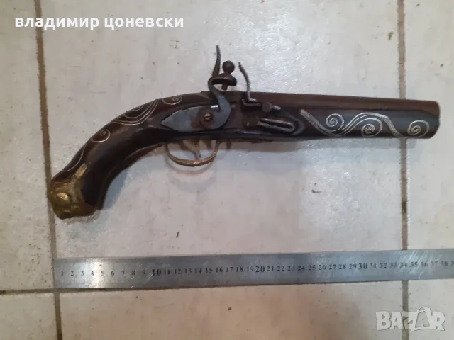 Стар кремъчен пистолет,пищов,богато украсен със  сребърни набивки,механизма раздвижен