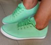 Светлозелени спортни обувки с перлен ефект