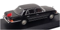 Mercedes-Benz 450 SEL W116 1977 филма Rocky IV мащаб 1:43 на GreenLight нов в PVC дисплей-кейс, снимка 2