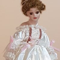 Порцеланова кукла със стойка , снимка 2 - Кукли - 44429381