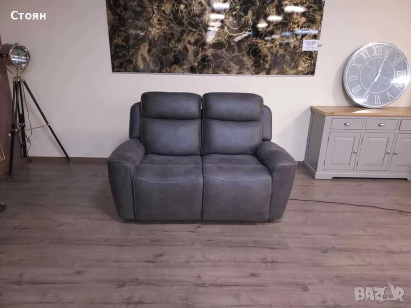 Тъмно сив диван от плат двойка с електрически релаксиращ механизъм, снимка 1