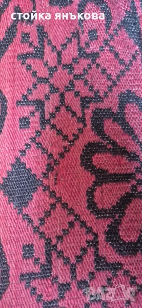 Продавам килим в черно и червено., снимка 1