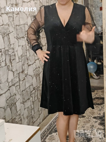 къса черна рокля с тюлени ръкави. 