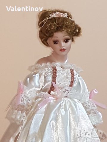 Порцеланова кукла със стойка , снимка 2 - Кукли - 44429381