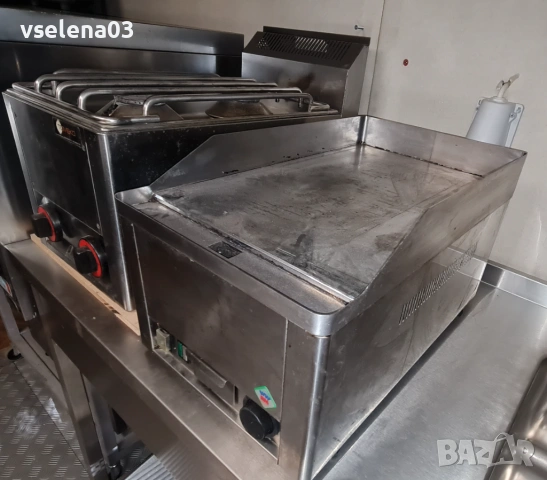 Професионална маса с неръждаем плот и вграден котлон, снимка 5 - Обзавеждане на кухня - 53079095