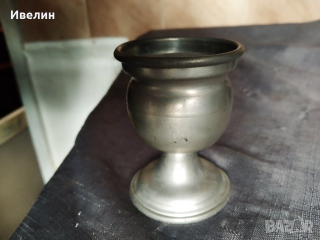 метална чаша