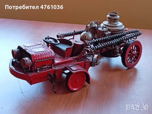 Стара ръчно изработена метална количка пожарна