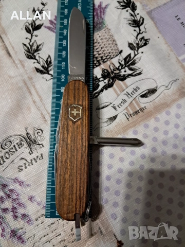 Продавам джобен сгъваем нож Victorinox Tinker/ Викторинокс с дървени чирени, снимка 6 - Ножове - 53442840