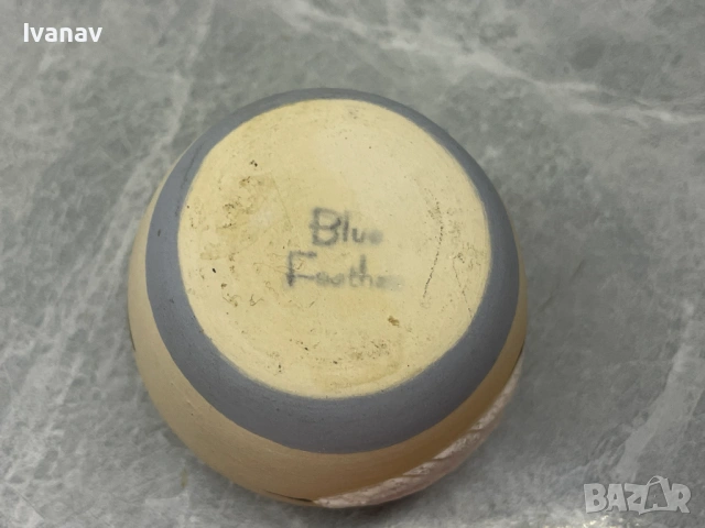 Mалка керамична ваза, ръчно рисувана Blue Feather, снимка 4 - Антикварни и старинни предмети - 54158825