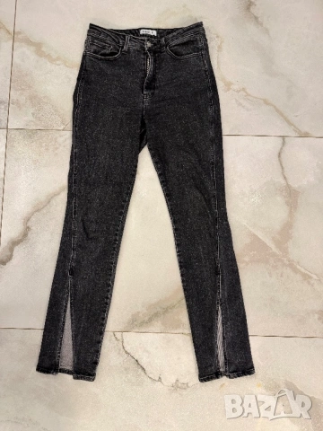 Дамски дънки с цепка