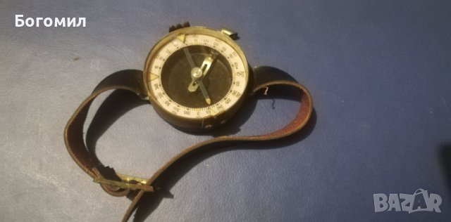Стар военен компас от 50-те години. 