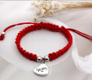 Червена плетена гривна с висулка във формата на сърце, снимка 1 - Гривни - 44565901