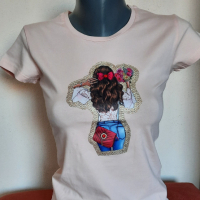 Дамска тениска ръчна декорация., снимка 1 - Тениски - 36395915