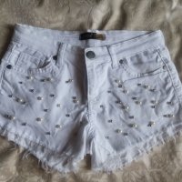 Бели къси панталони с перли., снимка 5 - Панталони - 36776121