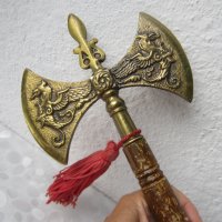 Двойна бойна брадва с релефни дракони Месинг бронз, снимка 1 - Други ценни предмети - 29741799
