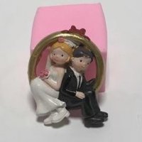 Мъж и жена младоженци в обръч силиконов молд форма фондан шоколад гипс сватба