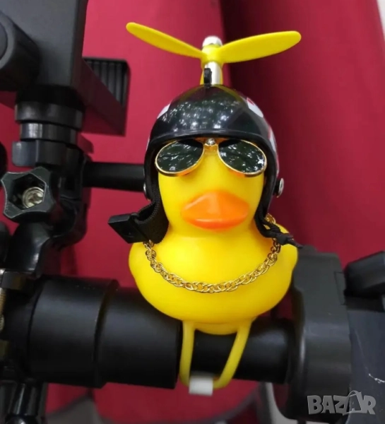 Малко жълто пате декорация за автомобил с каска, снимка 1