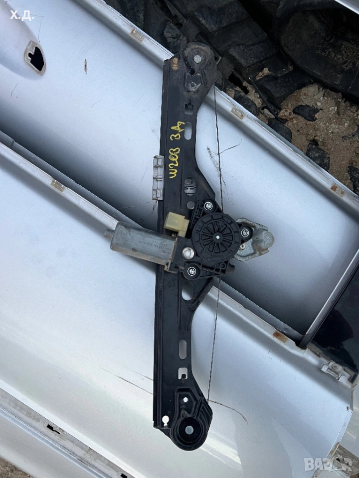 Ел стъклоповдигач заден десен Мерцедес Ц-класа w203 , снимка 1