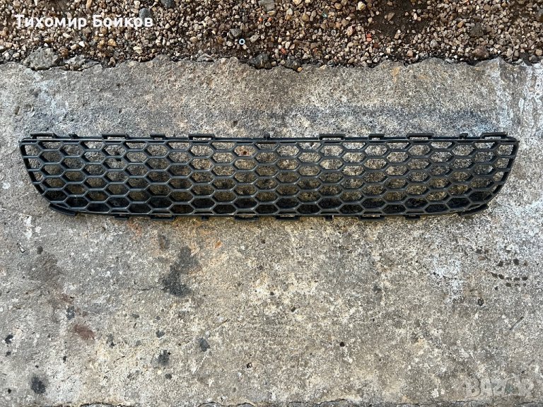 Решетка за предна броня на Тойота Корола версо, снимка 1