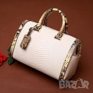 Дамска чанта с декорация от бяла змийска кожа