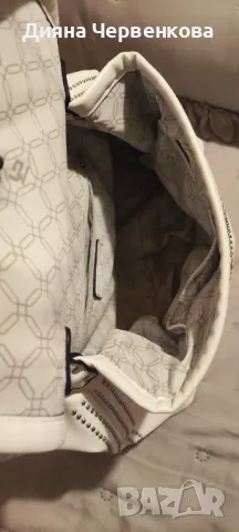 Бяла дамска средно голяма чанта с капзи, еко кожа, снимка 5 - Чанти - 48421571