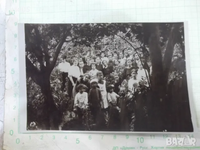 Снимка стара на младежи в градината - 1