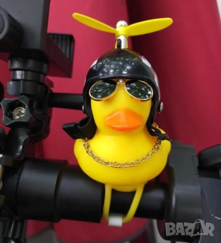 Малко жълто пате декорация за автомобил с каска