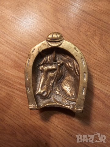 Старинен бронзов пепелник кон с подкова ..щастие и късмет и красив предмет за вашия дом, бар или зав