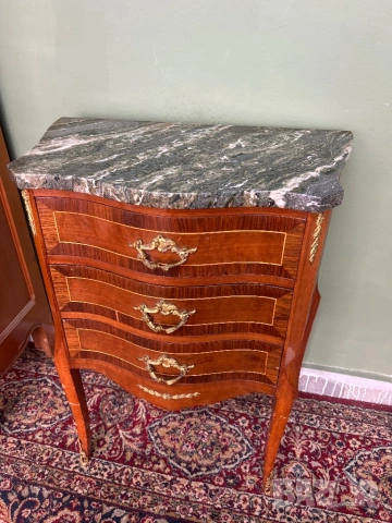 Дървено шкафче с мрамор, снимка 2 - Антикварни и старинни предмети - 53922595