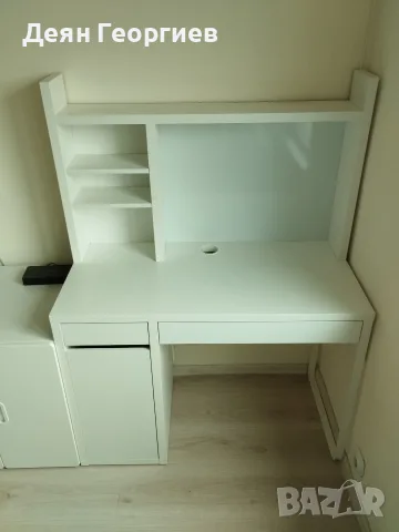 Продавам бяло ученическо/компютърно бюро IKEA MICKE с висока надстройка и магнитна дъска