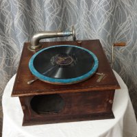 Стар грамофон с манивела, снимка 1 - Антикварни и старинни предмети - 44437326