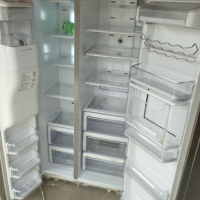 Продавам хладилник с фризер , снимка 2 - Хладилници - 44584226