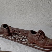Викториански предмет за чистене на обувки  или др. с 2 обувки, снимка 2 - Антикварни и старинни предмети - 40044846