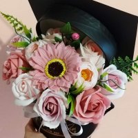 Кутия шапка със сапунени цветя за бъдещи абитуриенти или абсолвенти🎓, снимка 5 - Подаръци за жени - 40417060