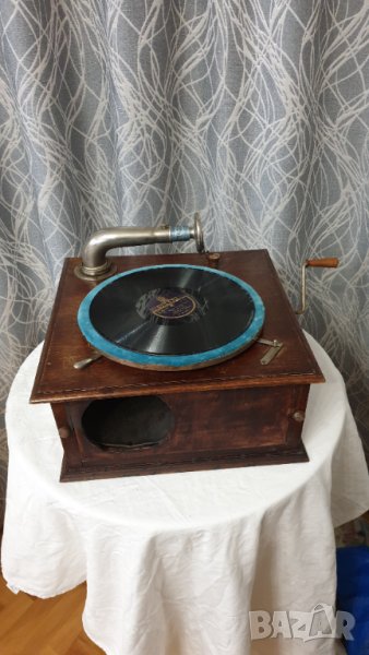 Стар грамофон с манивела, снимка 1