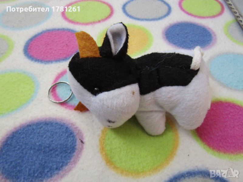 Плюшена играчка ключодържател кравичка, снимка 1