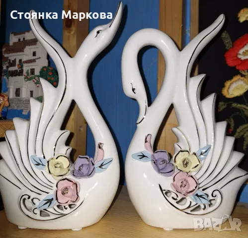 Красиви нови лебеди-порцелан