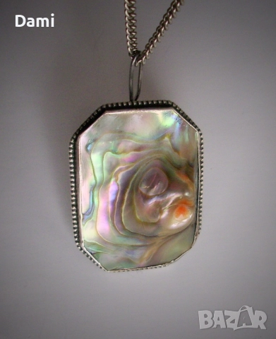 Сребърен медальон със седеф и зародиш на перла