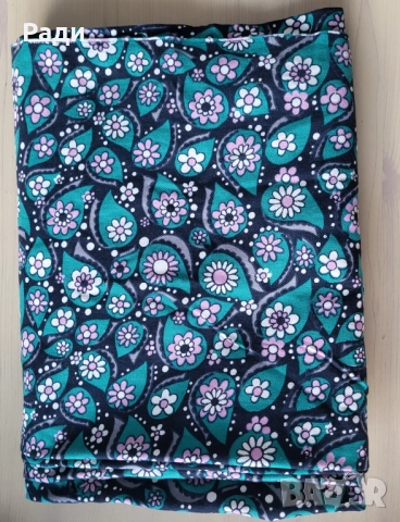 Продавам платове зелен с цветя 