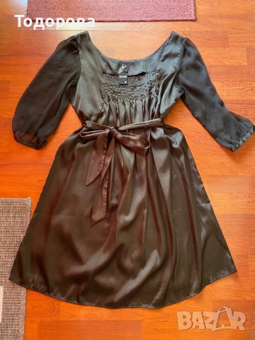 Рокля черен сатен с ръкави от шифон, свободна, с колан и виска талия