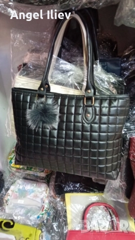 Дамска кожена чанта с пухче, снимка 5 - Чанти - 52523420