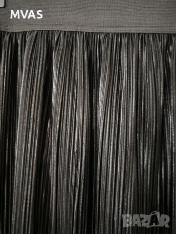 Нова черна плисирана миди пола М размер, снимка 3 - Поли - 49780496